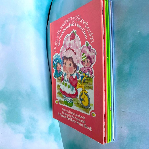 STRAWBERRY SHORTCAKE VINTAGE 80s COLLECTABLE HARDCOVER BOOK BUNDLE OF 3 - Picture 13 of 16